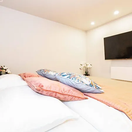 Oasis By The Sea, By Cohost Паланга